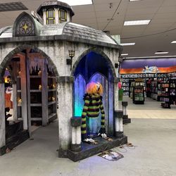 Spirit Halloween - Decor