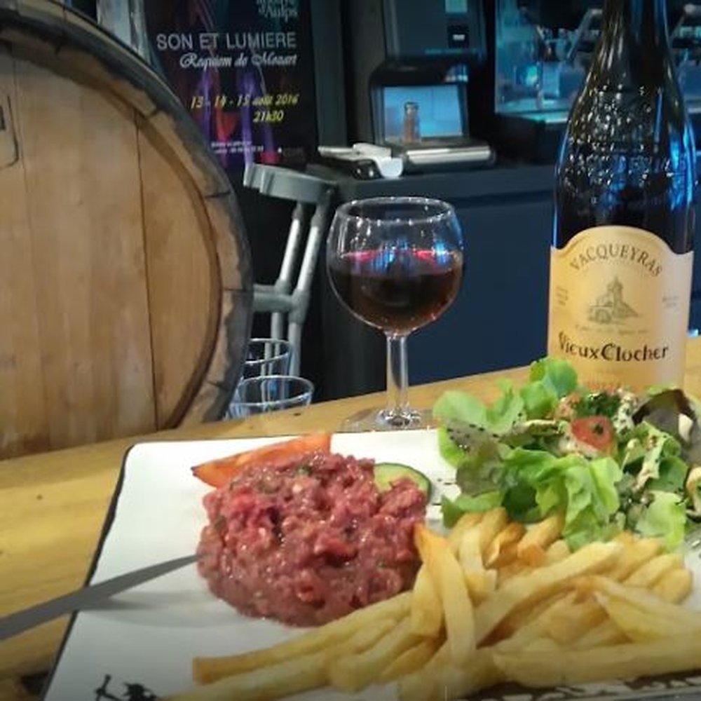 La Petite Auberge - Tartare & Red Vin - French Near Me - Essert Romand, 74