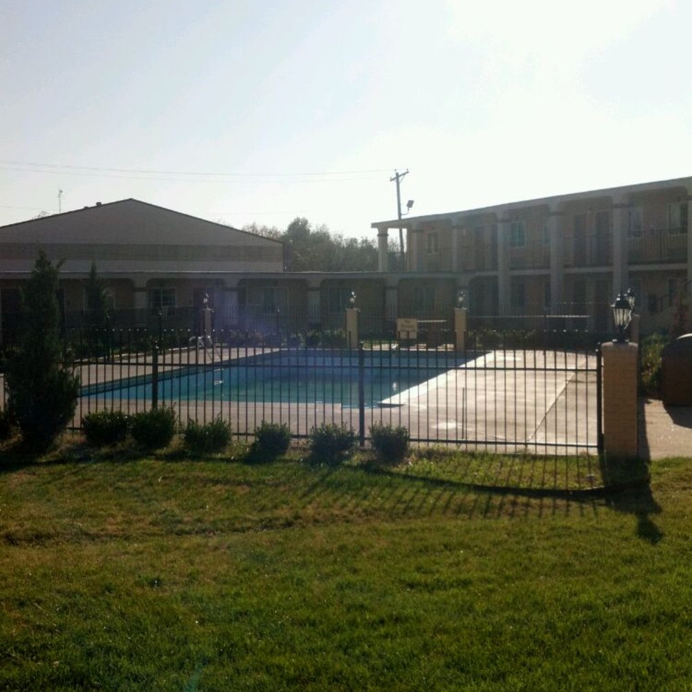 Econo Lodge - The pool - Hotels Near Me - Miami, Oklahoma