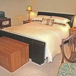 Lime Kiln House - Spacious, tastefully refurbished bedroom with luxurious kingsize bed. Stunning views across village green to Castle Howard.
