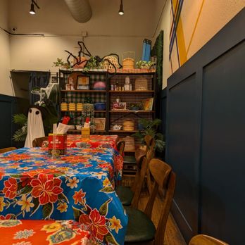 Pintoh Thai - Interior - Thai Near Me - Oakland, California Pintoh Thai - Interior - Thai Near Me - Oakland, California
