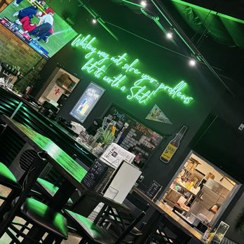 Henry’s Bar & Grill - Inside - Bars Near Me - Redlands, California