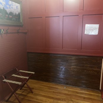 McCloud River Mercantile Hotel - Room entryway - Hotels Near Me - McCloud, California