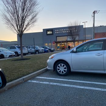 REI  Paramus - Men's Clothing Near Me - Paramus, New Jersey