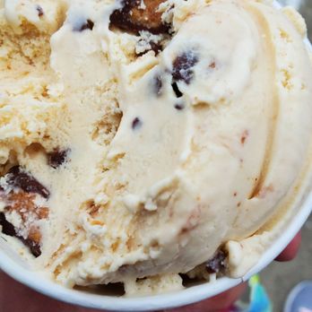 Nauset Ice Cream - Reese's peanut butter cup, OMG - Ice Cream & Frozen Yogurt Near Me - Eastham, Massachusetts