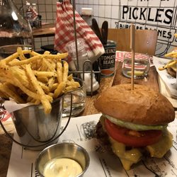 Firma Pickles - Pickles burger with Gouda cheese