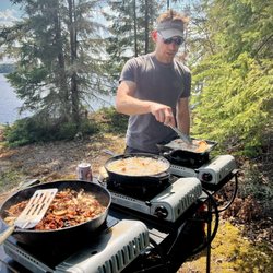 Slate Falls Outposts - Classic shore lunch on Lac Seul thanks to SFO cabin access to remote places.