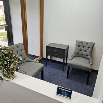Breakthrough Hypnotherapy - Waiting area - Hypnosis/Hypnotherapy Near Me - Libertyville, Illinois