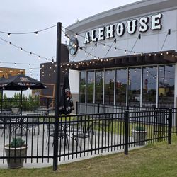 907 Alehouse & Grill - Outdoor seating