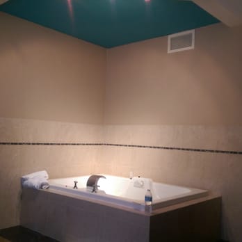 Empress Hotel La Jolla - Jacuzzi with its own dimming lights...not sure how to feel about it lol - Hotels Near Me - La Jolla, California