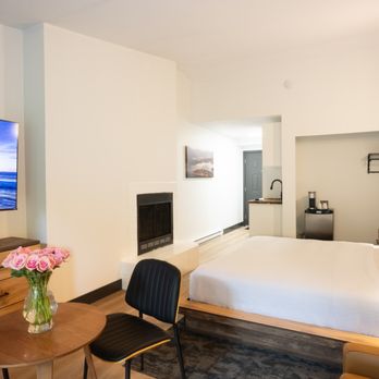 Sunshine Lodge - Classic King Room with Kitchenette - Hotels Near Me - Gibsons, British Columbia Sunshine Lodge - Classic King Room with Kitchenette - Hotels Near Me - Gibsons, British Columbia