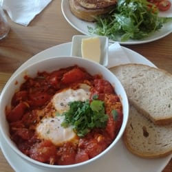 Jaskółka - Szakszuka, w tle tost francuski.