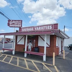 Schreiner's Fine Sausage - Main entrance and parking