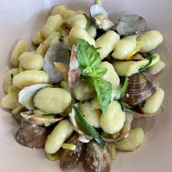 Pasta e... - Gnocchi and clams