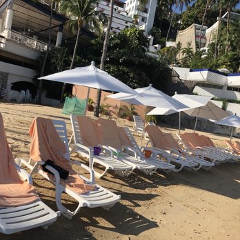 Park Royal Acapulco - Pool lounge area with items on chairs to hold their spot - Hotels Near Me - Acapulco, GRO Park Royal Acapulco - Pool lounge area with items on chairs to hold their spot - Hotels Near Me - Acapulco, GRO