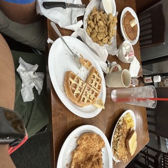 Kelley's Country Cookin' - Waffle, chicken fried chicken, Fried Pickles - American Near Me - Houston, Texas Kelley's Country Cookin' - Waffle, chicken fried chicken, Fried Pickles - American Near Me - Houston, Texas