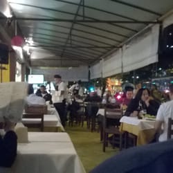 Na calçada.