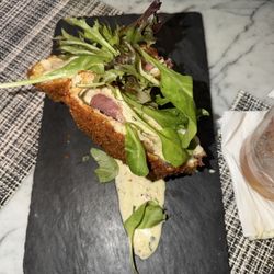 Pulcinella on the Green - Mozzerella en Carozza