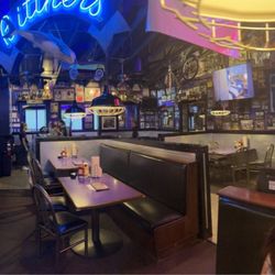 Humphrey's Bar & Grill - Humphrey's decor