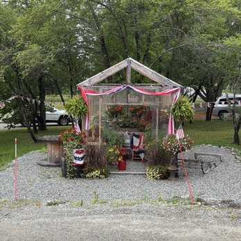 Momo's Cheesecakes - Cute garden area for sitting - Desserts Near Me - Ellsworth, Maine Momo's Cheesecakes - Cute garden area for sitting - Desserts Near Me - Ellsworth, Maine