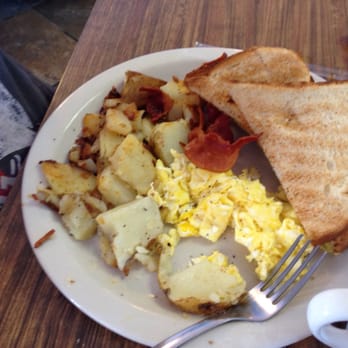 Captain's Corner - The 1st Mate - Diners Near Me - Manistee, Michigan