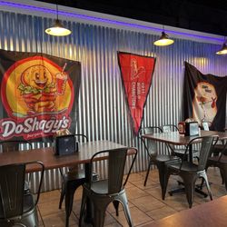 DO Shaggy's - Restaurant seating