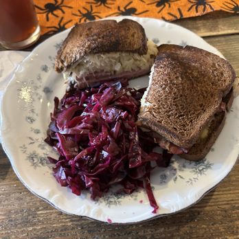 Wunderbar - Rueben and braised cabbage - German Near Me - Covington, Kentucky Wunderbar - Rueben and braised cabbage - German Near Me - Covington, Kentucky