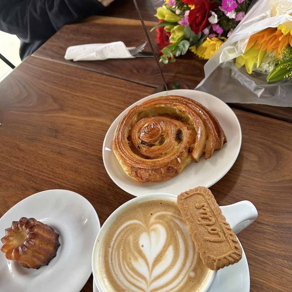 Le Coffee Shop - Biscoff latte, Raisin Roll - Breakfast & Brunch Near Me - Temecula, California