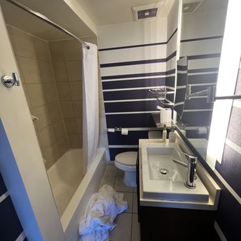 Hotel Zephyr - Tiny, tiny bathroom. I'm 5,5 and couldn't even fit in the - Hotels Near Me - San Francisco, California