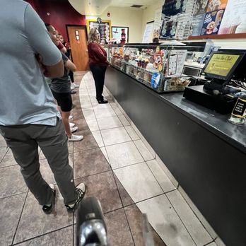 Cold Stone Creamery - 12 people in front of us and the line was out the door - Ice Cream & Frozen Yogurt Near Me - Live Oak, Texas