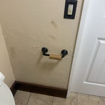 Casa Ojai - Toilet and wall with holes and mismatched paint - Hotels Near Me - Ojai, California