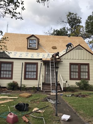 Penta Star Roofing & Siding Logo