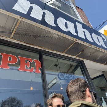 Maha's - Very busy lines.... we going to wait to c what's inside there - Egyptian Near Me - Toronto, Ontario