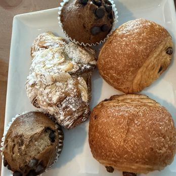 Toronto Marriott City Centre Hotel - Fresh baked goods offered in the lounge with a breakfast buffet. - Hotels Near Me - Toronto, Ontario