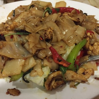 Pink Elephant - Pad kee Mao or drunken noodle :] it was delicious - Japanese Near Me - Canoga Park, California