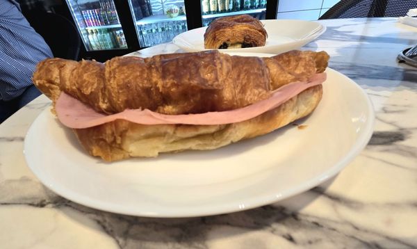 Le Parisien Bakery by null
