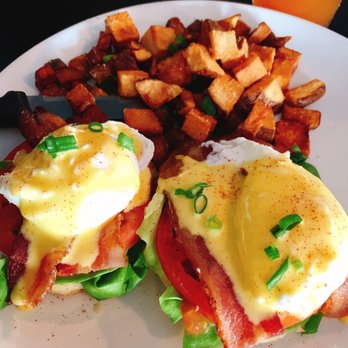 Smith & Kings - BLT Benedict with Breakfast Potatoes - Cocktail Bars Near Me - Honolulu, Hawaii Smith & Kings - BLT Benedict with Breakfast Potatoes - Cocktail Bars Near Me - Honolulu, Hawaii