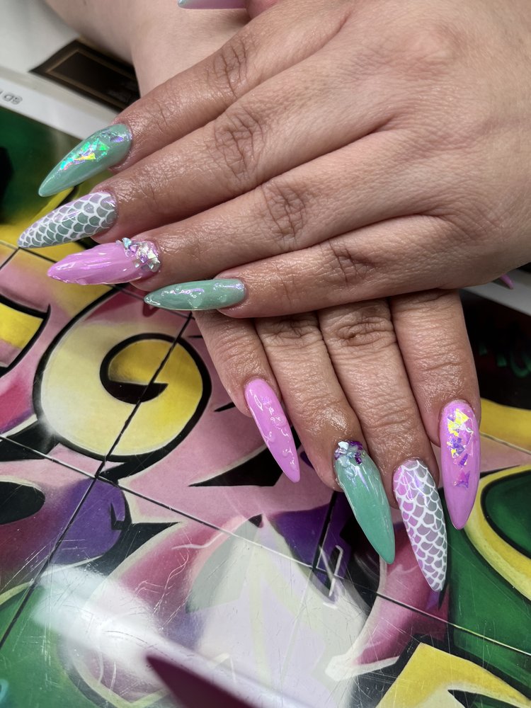 Angel’s Nailin’ It Logo