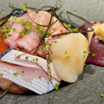 Hikari Sushi & Omakase - Chirashi Don - 15 pieces of sashimi over sushi rice - Sushi Bars Near Me - Davis, California
