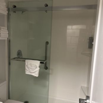 Hampton Inn Portland/Clackamas - Bathroom - Hotels Near Me - Clackamas, Oregon Hampton Inn Portland/Clackamas - Bathroom - Hotels Near Me - Clackamas, Oregon