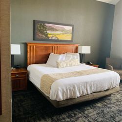 Casper C'mon Inn - Weird pillow arrangement upon arrival // c'mon inn // casper, wy // 2024