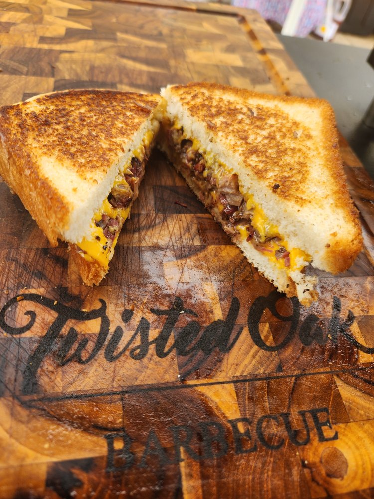 Twisted Oak BBQ Logo