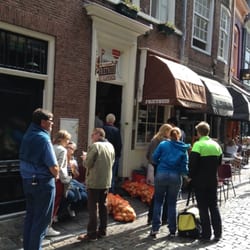 Friethuis de Vlaminck - Typical queue outside waiting for the hot fresh fries to arrive.