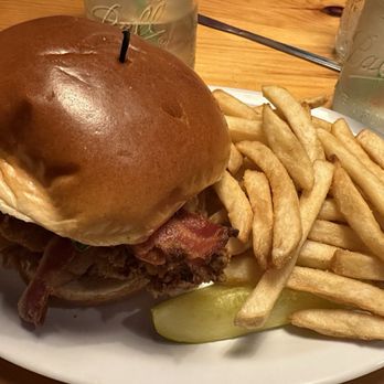 Lookout Tavern - Chicken sandwich - American Near Me - Killington, Vermont Lookout Tavern - Chicken sandwich - American Near Me - Killington, Vermont