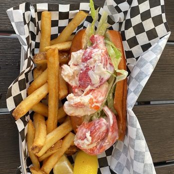 Pepper's Landing - Lobster Roll / Martin - Seafood Near Me - Brunswick, Maine Pepper's Landing - Lobster Roll / Martin - Seafood Near Me - Brunswick, Maine