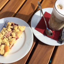 Gasthaus zur Eiche - Frischer, warmer Pflaumenkuchen und Latte Macciato