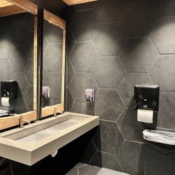 BoomerJack's Grill - Women's restroom
