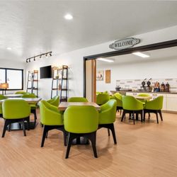Super 8 by Wyndham Montpelier - Breakfast Area