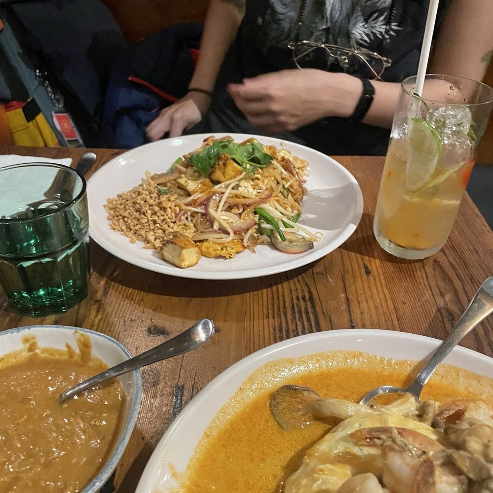 Yimm - Pad Thai (tofu), Tom Yum Omelet Rice, Peanut Sauce, Tom Yum cocktail - Thai Near Me - Oakland, California