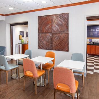 Hampton Inn Omaha West-Lakeside - Breakfast Area - Hotels Near Me - Omaha, Nebraska Hampton Inn Omaha West-Lakeside - Breakfast Area - Hotels Near Me - Omaha, Nebraska